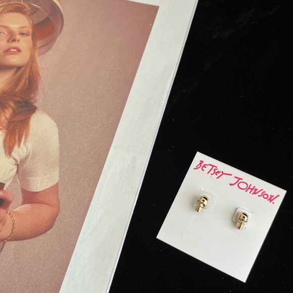BNWT Betsey Johnson mini Gold Skull Stud Earrings CCO sale 🎁 - Picture 3 of 6